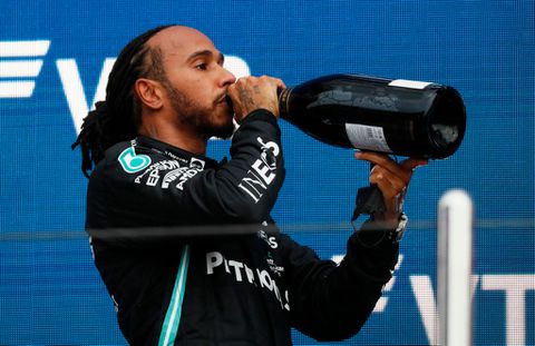 Formule 1-baas voorspelt op hoeveel zeges Lewis Hamilton gaat uitkomen: 'Nog zeker 2 jaar door'