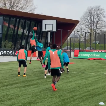 🎥 | Steven Berghuis toont zijn 'skills' met basketbal: top of flop? 🏀