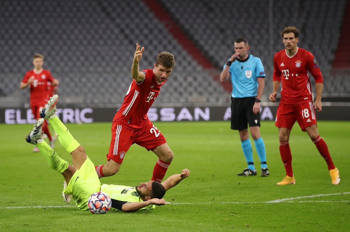 Thomas Müller woest op scheids: 'IK krijg geel?! Wij spelen tegen de grootste smeerlappen!'