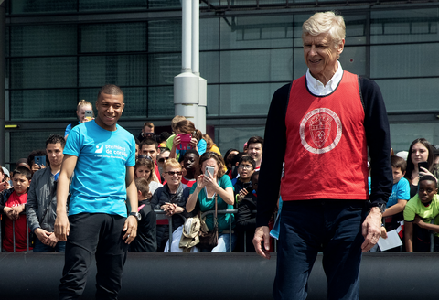 Pijnlijke anekdote van Arsène Wenger: 'Arsenal had Mbappé transfervrij kunnen krijgen'