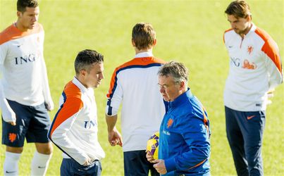 Oranje bepaalt vanavond toekomst Hiddink