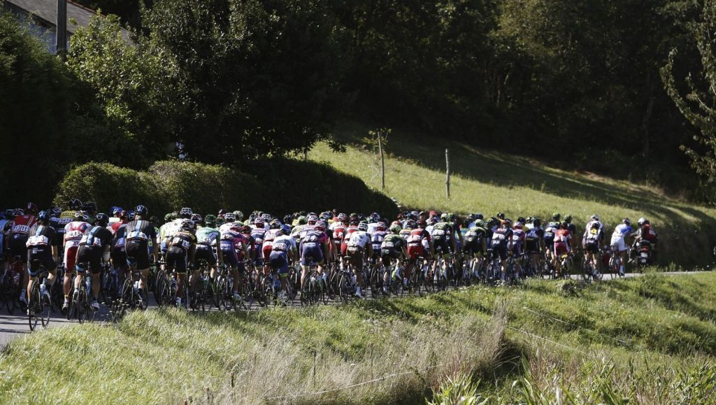 Schleck wint bergrit, Dumoulin houdt schade beperkt