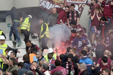 Tien gewonden door papierbom bij Turijnse derby