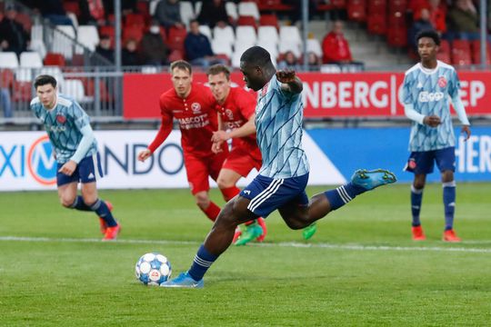 🎥 | Almere City reageert briljant na gemiste pingel Brobbey: 'Onze dank is groot!'