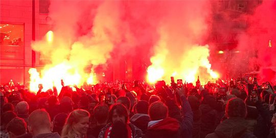 🎥 | No pyro, no party! Ajax-fans feesten erop los in Dortmund