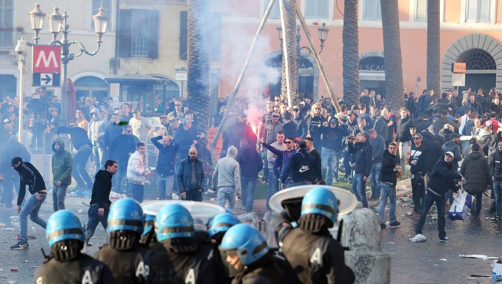 44 Feyenoordhooligans voor rechter voor rellen in Rome