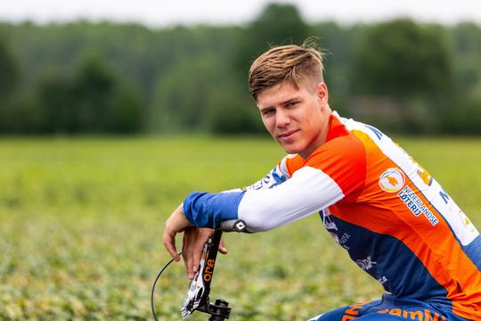 Update: Niek Kimmann heeft barst in knieschijf na botsing met bmx-official