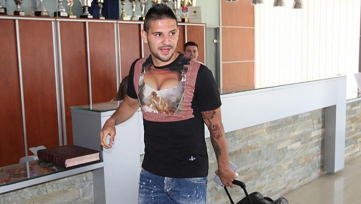 Mitrovic weet alle blikken op zich gericht met decolleté-shirt