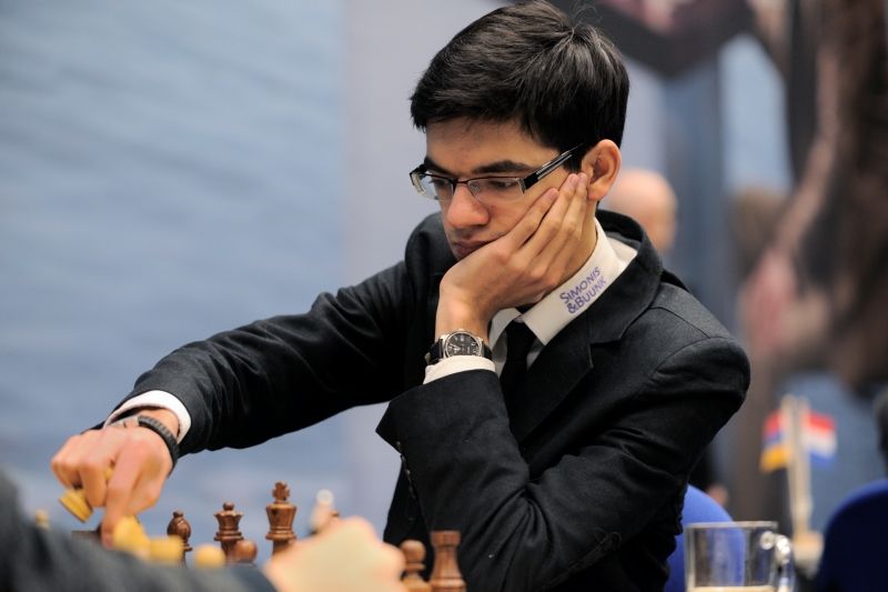 Giri klopt Van Wely en houdt Carlsen in het vizier