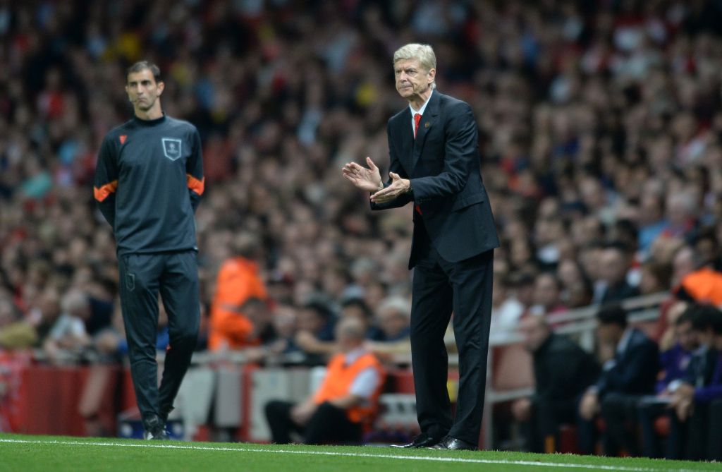 Arsène Wenger duwt Mourinho na schandalige overtreding (video)