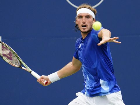 Griekse regering hekelt Stefanos Tsitsipas na anti-vaccin uitspraken: 'Geen verstand ervan'