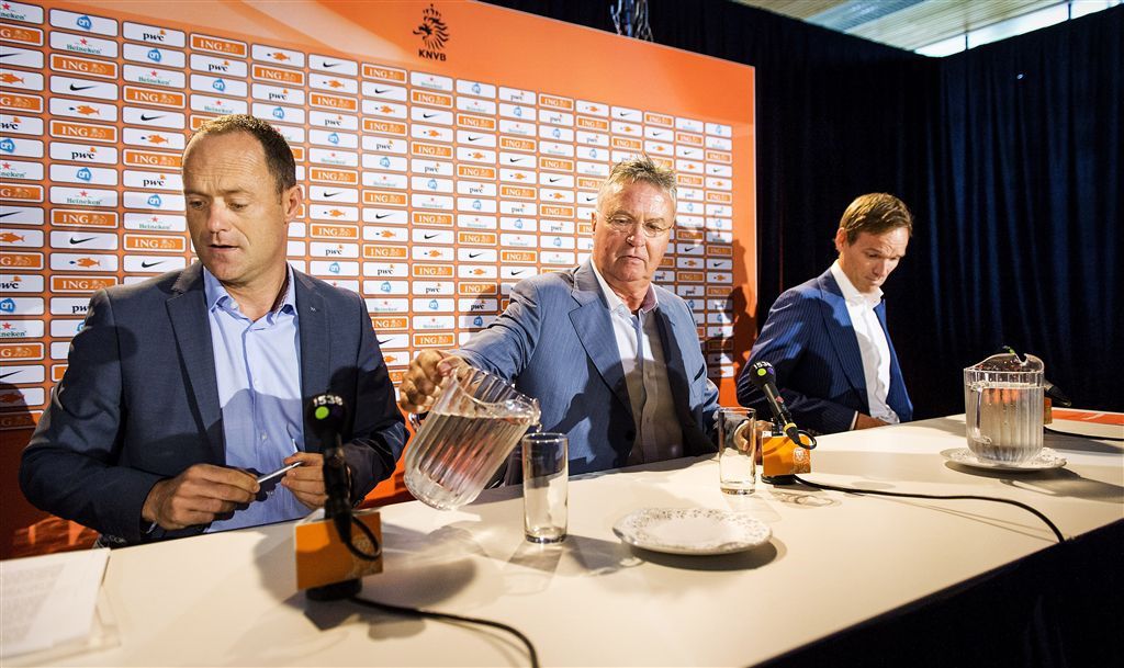 Van Oostveen schrikt en wil overleg met Hiddink