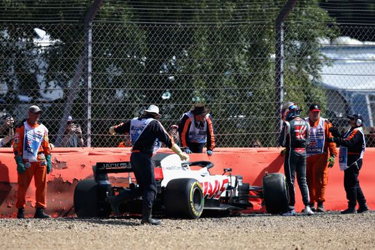 Grosjean rijdt tijdens VT1 z'n auto volledig in de kreukels (video)