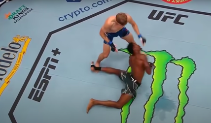 🎥 | UFC-partij eindigt zonder winnaar na onbedoelde kopstoot: 'Kan me niets herinneren'