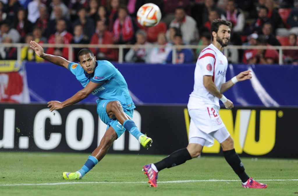 Sevilla-verdediger Pareja half jaar geblesseerd