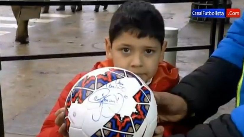 Neymar troost jonge fan met bal én handtekening