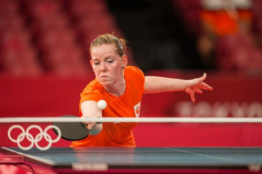 Britt Eerland gaat onderuit tegen Doo Hoi Kem in tafeltennistoernooi