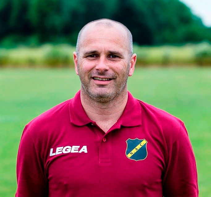 NAC-trainer Hellemons is trots na 4-0 tegen Sparta