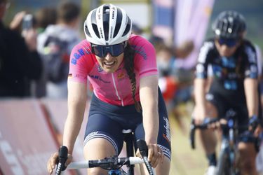 🎥 | Lucinda Brand houdt woord en grijpt leiderstrui in Ronde van Thüringen