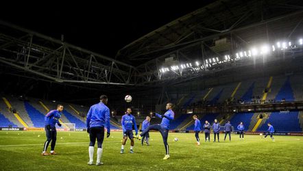 Oranje zoekt strohalm op kunstgras Kazachstan