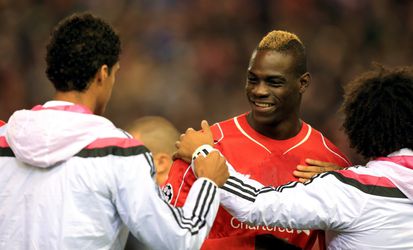 Balotelli baart opzien met shirtje ruilen (video)