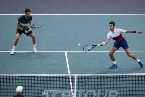 Novak Djokovic is terug na blessure: Serviër wint dubbelpartij met landgenoot in Parijs