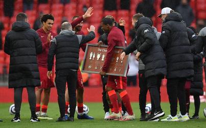 🎥 | Wijnaldum neemt in tranen afscheid van Liverpool-publiek