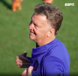 😂🌞 | 'Zonnekoning' Louis van Gaal beïnvloedt het weer: 'Het voordeel met Van Gaal'