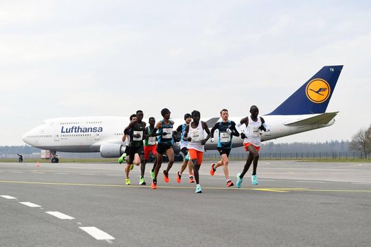 🎥 | Marathon op vliegveld Twente: Michel Butter voldoet aan olympische eis