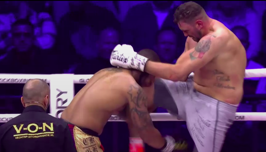 🎥 | Glory-kickbokser Michael Duut verslaat John King met dit keiharde knietje