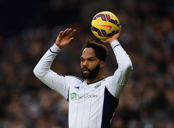 Trainer weert Joleon Lescott als 'kleedkamer-dj'