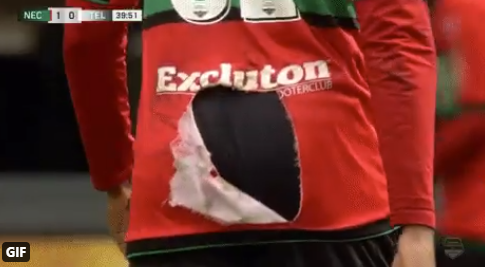 😂🎥 | NEC veilt wedstrijdshirts, maar in die van Janga zit een enorm gat