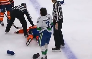 🎥 | NHL-spelers krijgen het aan de ijshockeystok en eentje smakt zonder helm op het ijs