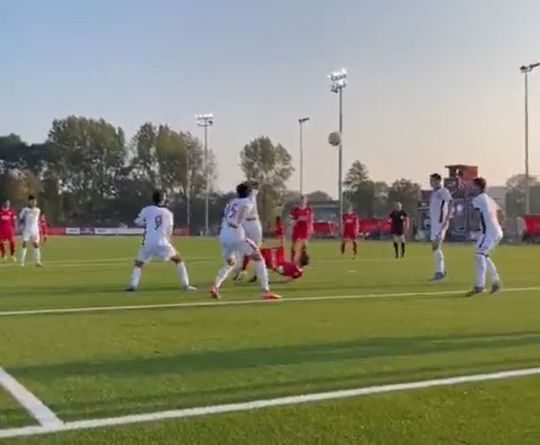 🎥🤩 | Wonderdoelpunt AZ in Youth League: assist met de hak en scoren met een omhaal
