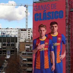 📸 | FC Barcelona stookt het vuurtje voor El Clasico alvast op met megagrote Frenkie de Jong in Madrid