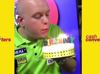 Michael van Gerwen feliciteert 103-jarige fan (video)