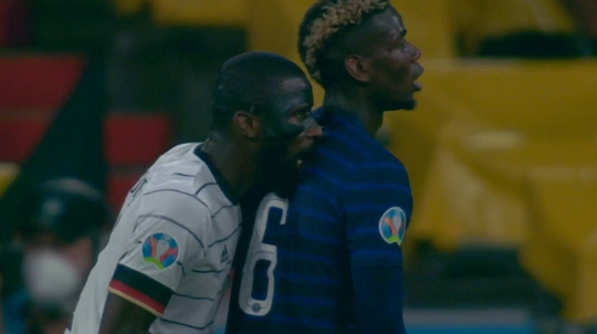 🎥 | WTF? Probeert Rüdiger hier Pogba te bijten?