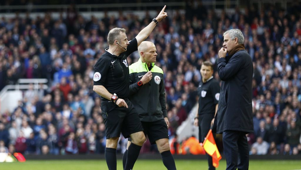 Mourinho bekijkt tweede helft met West Ham vanaf tribune