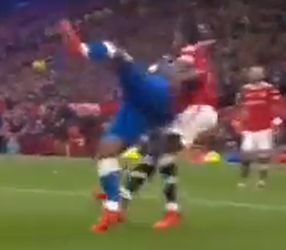 🎥 | Paul Pogba SLEURT Everton-speler naar de grond als een ware MMA-vechter