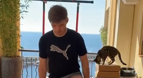 🎥 | Max Verstappen doet work-out terwijl zijn nieuwsgierige katten meekijken