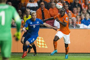 Martins Indi door het stof