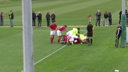 Video: Invaller maakt droomdoelpunt met omhaal in blessuretijd