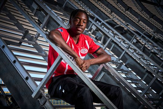 Noni Madueke verlengt bij PSV: 'We gaan er samen een mooie tijd van maken'