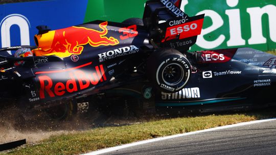 Lewis Hamilton na crash met Max Verstappen: 'Geen idee hoe het verder moet tussen ons'