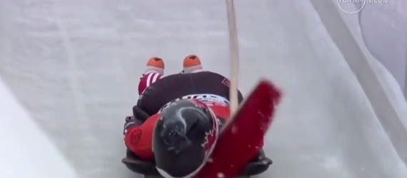 Canadese Skeleton racer knalt tegen bezem (video)