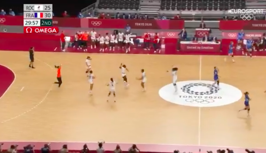 🎥 | Aftellen? Franse handbalsters vieren gouden plak al voor het laatste fluitsignaal