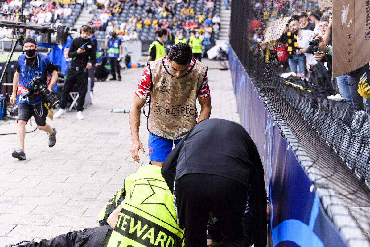📸 | Ronaldo schiet vol op steward bij warming-up en komt meteen sorry zeggen