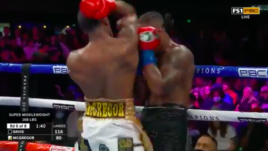 🎥 | Deze illegale elleboog kostte bokser McGregor de overwinning op Kyrone Davis