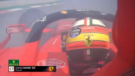🎥 | Carlos Sainz ramt zijn Ferrari VOL de muur in: 'Ik ben zwaar gecrasht'