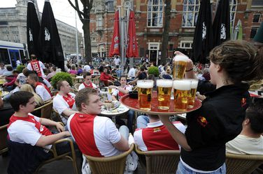 Ajax-spelers tappen bier tijdens 'Lucky Hour'